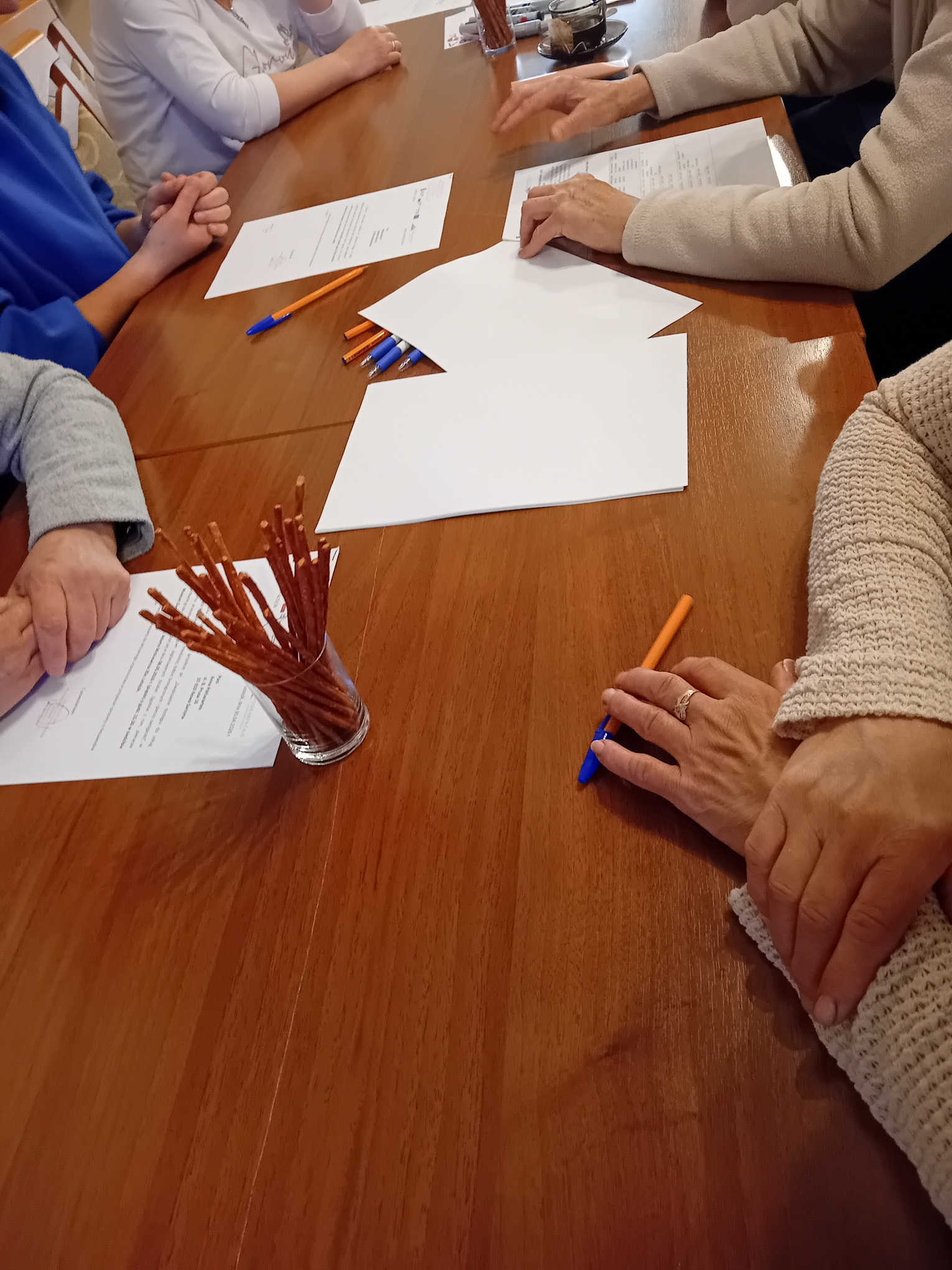 Zdjęcie przedstawia prace plastyczne podczas spotkania grupy wsparcia