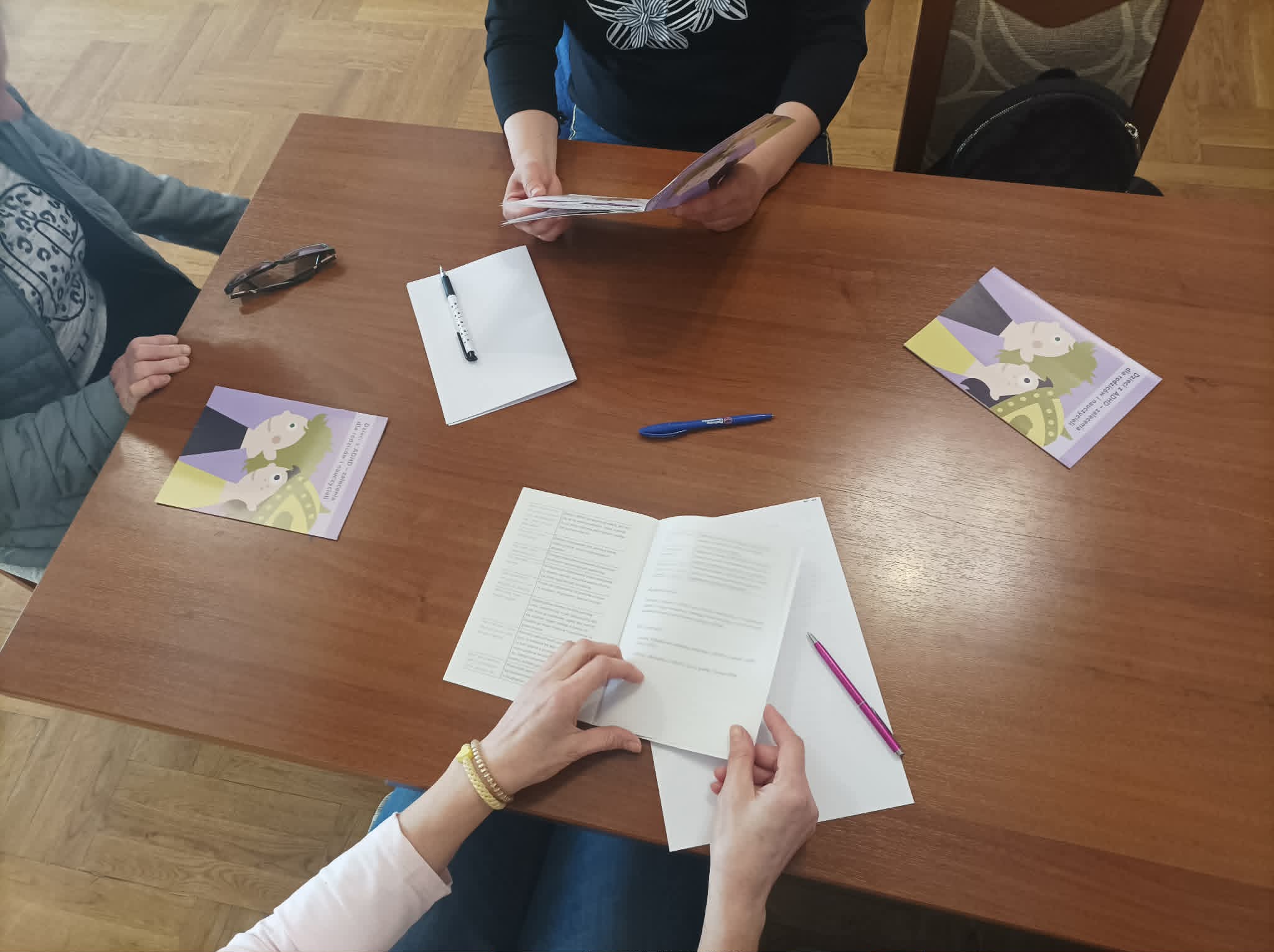 Zdjęcie przedstawia prace plastyczne podczas spotkania grupy wsparcia